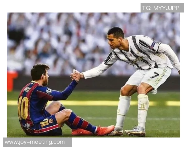 足球明星绝招揭秘:从梅西的过人技巧到C罗的射门艺术解析